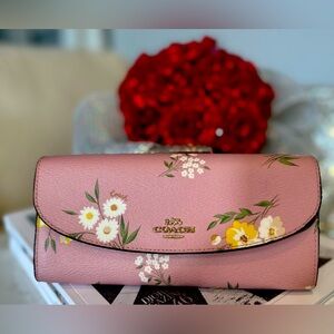 New Coach Floral Envelope 👝👛(Authentic)